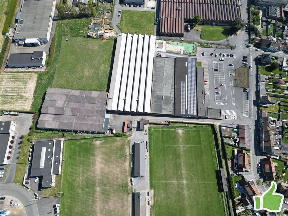 Nous vous proposons à la vente un entrepôt de 3.000 m² bâti sur une parcelle de 3.689 m², bénéficiant d'un vaste parking privé de 700 m² et d'un quai de chargement. L'ensemble est entièrement sécurisé grâce à un portail motorisé et un système d'alarme., Le bâtiment, sain et bien entretenu avec une toiture isolée, se compose d'une construction de 45 mètres de large sur 66 mètres de profondeur, répartie en trois travées de 15 mètres de profondeur chacune. Il comprend également des bureaux, un réfectoire pour le personnel ainsi que des sanitaires. Le tout est chauffé par cinq aérothermes au gaz., Ce bien rare, situé en retrait des habitations, offre un cadre de travail optimal et de nombreuses possibilités d'exploitation. Sous réserve d'un accord urbanistique, il pourrait accueillir par exemple un complexe sportif (type padel), une activité artisanale, industrielle ou de stockage., À noter : une cabine haute tension neuve, d'une valeur de 60.000 , est incluse dans la vente. Un atout supplémentaire pour toute activité nécessitant une importante puissance électrique., Un bien à très fort potentiel, rare sur le marché. À découvrir sans tarder !