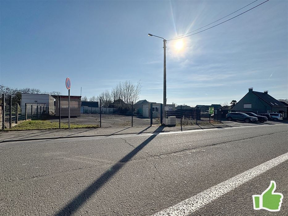 Situation exceptionnelle pour ce terrain à bâtir avec +/- 17 m de front à rue en plein coeur de Luingne., D'une surface de 1107 m2, en pleine zone d'habitat, et exposé plein sud... Il sera idéal pour vos projets quels qu'ils soient., Selon l'urbanisme, construction entrepôt ou habitations neuves., Plus d'informations et renseignements en agence.