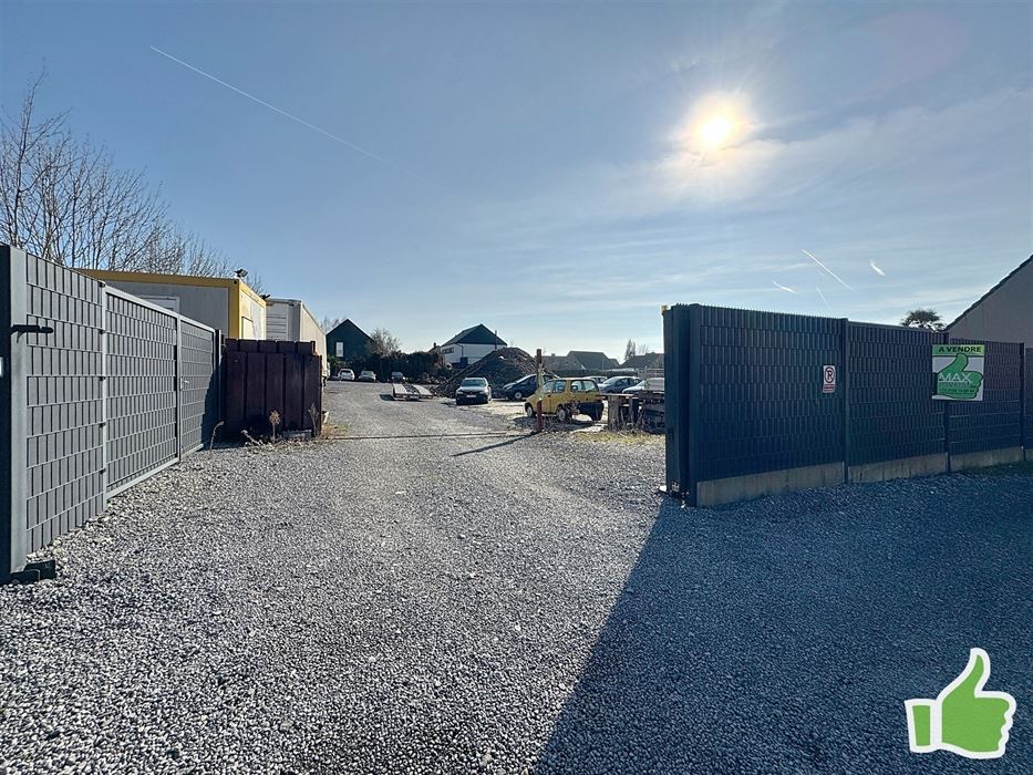 Situation exceptionnelle pour ce terrain à bâtir avec 30 m de front à rue en plein coeur de Luingne., D'une surface de 1813 m2, en pleine zone d'habitat, et exposé plein sud... Il sera idéal pour vos projets quels qu'ils soient., Selon l'urbanisme, construction entrepôt ou habitations neuves., Plus d'informations et renseignements en agence.
