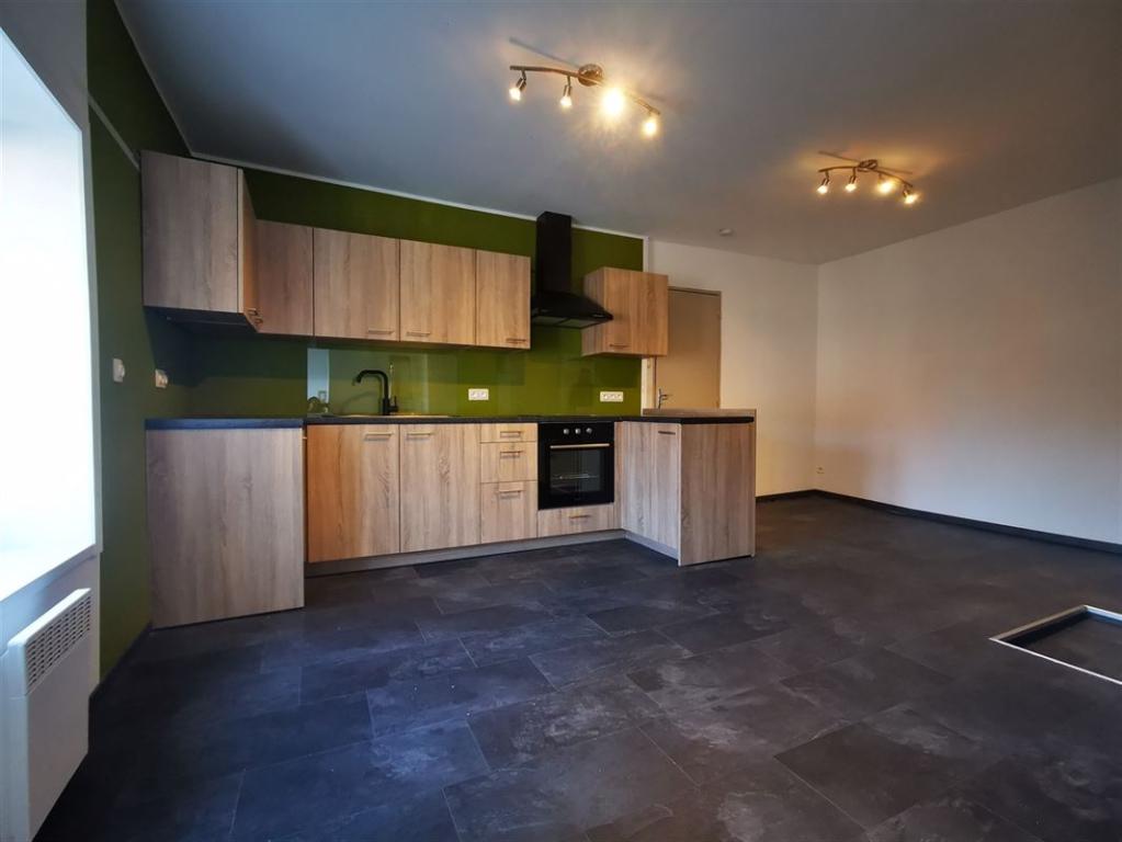 A proximité du centre de Tournai, Henro-immo vous propose cet appartement entièrement rénové situé au 2ème étage (sans ascenseur) dans une copropriété calme. Il se compose d'un living donnant sur une cuisine équipée ouverte, d'une salle de douche avec raccords pour machine à laver, d'un wc séparé ainsi qu'une chambre lumineuse. Caractéristiques : double vitrage PVC, parking gratuit, toiture récente, chauffage électrique, compteur collectif pour l'eau, PEB G, électricité conforme. Idéal pour investissement ou 1er achat, estimation valeur locative 550 € / mois. Visite sur rendez-vous au 069/23.24.00. Toutes les données sont purement informatives et non contractuelles.